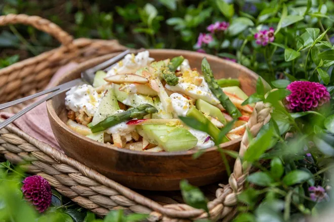 Panzanella printanière à la burrata, asperges et menthe