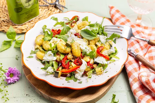 Tout en un : gnocchis rôtis, salade, mozzarella et basilic