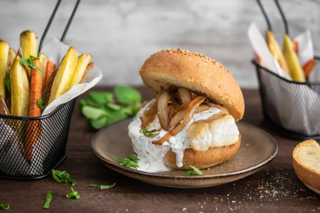 Fish burger à la menthe et au citron, frites de carottes