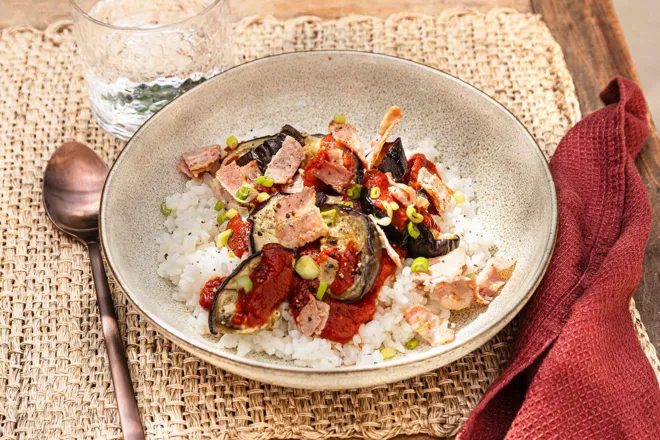 Aubergine à la sauce tomate pimentée et poitrine fumée