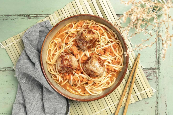 Asian spaghetti and meatballs (viande de porc haché)