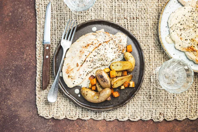 Escalope de dinde, sauce crémeuse à l'huile de truffe et poêlée de grenaille