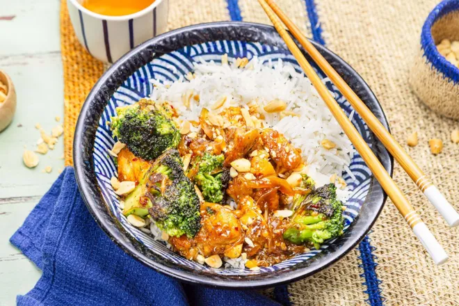 Poulet et brocoli laqués à la sauce soja pimentée et cacahuètes