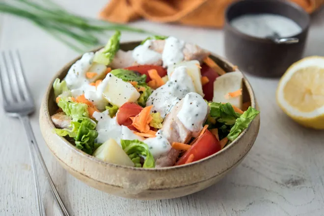 Salade à la dinde et sauce citronnée à la ciboulette