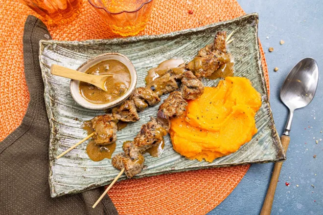 Kamundélé (brochettes de boeuf aux épices) et purée de patate douce