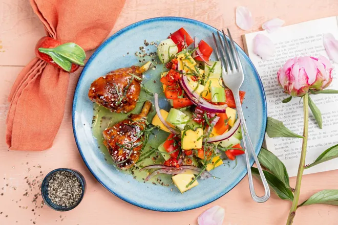 Pilons de poulet à la sauce soja sucrée, salade de mangue pimentée et concombre à l'huile de sésame