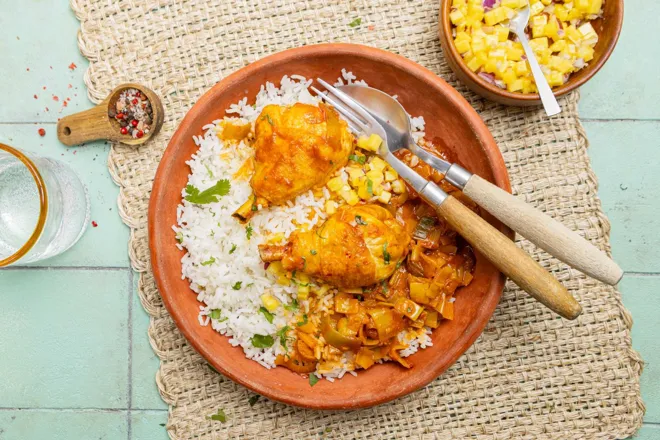 Curry de poulet et condiment mangue