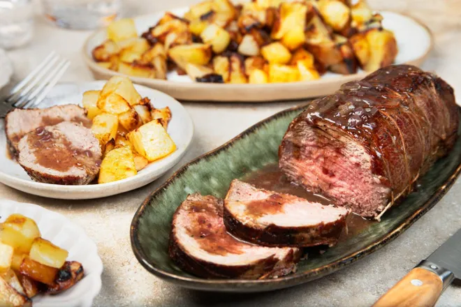 Rôti de veau sauce au vin rouge, topinambours et pommes de terre rôtis