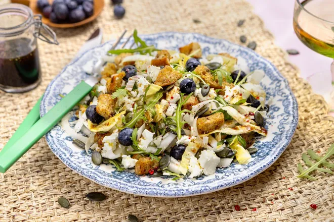 Panzanella aux myrtilles, féta, roquette et graines de courge