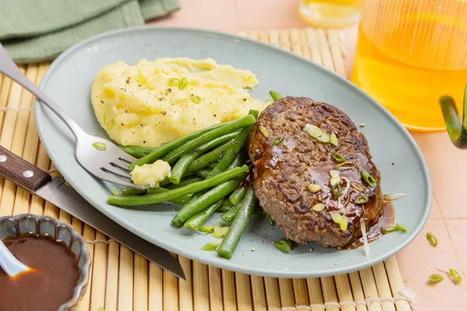 Steak haché sauce japonaise & haricots verts