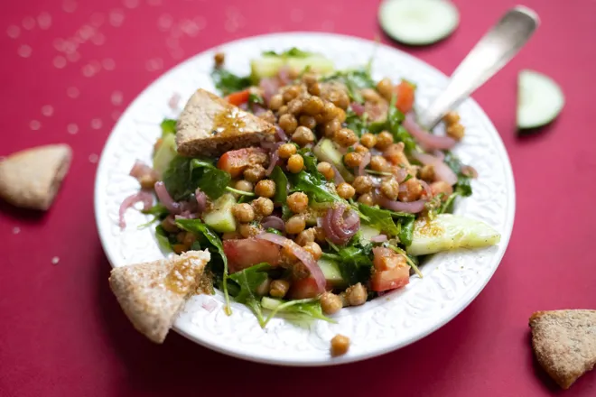 Salade fattouche de pois chiches rôtis au cumin et pickles d'échalote