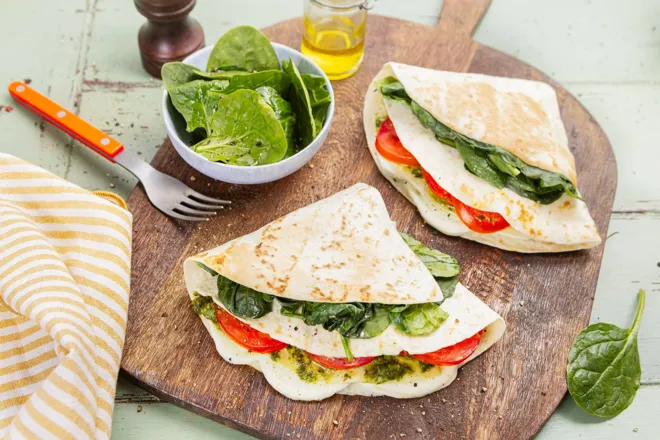 Wrap hack façon caprese (tomate, mozzarella et basilic)