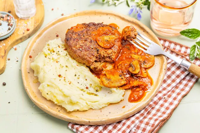 Steak végétal sauce chasseur et purée