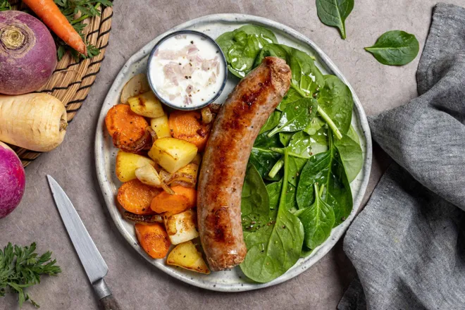 Saucisses au couteau, sauce fromage blanc à l'échalote et poêlée de légumes