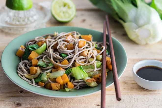 Wok de butternut à la sauce soja, gingembre et citron vert