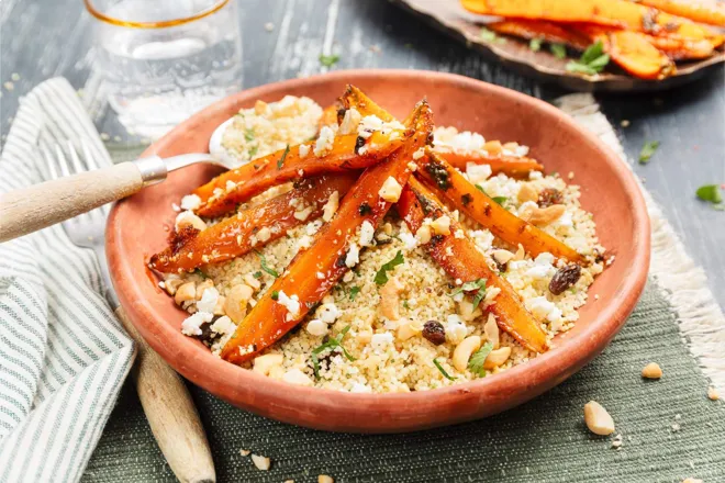 Carottes rôties au miel épicé, couscous aux raisins secs et coriandre