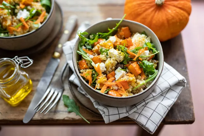 Salade de quinoa à la féta et potimarron rôti au cumin