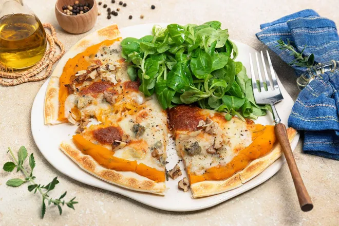 Pizza à la courge, gorgonzola, mozzarella, sauge et noix