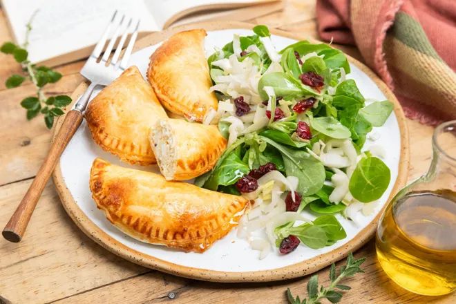 Tiropitakia (chausson à la féta) et salade aux cranberries