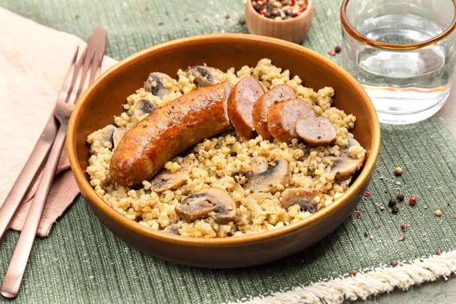 Saucisse du boucher et pilaf de millet forestier
