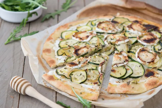 Pizza à la courgette, miel et bûche