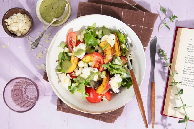 Salade de pêche rôtie, burrata, pistou et sel fumé viking