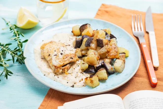 Poulet à la sauce fromagère, pommes de terre et aubergine sautées