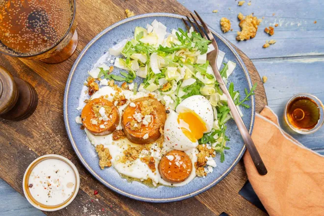 Patate douce rôtie, oeuf mollet et granola salé de noix de pécan au sirop d'érable