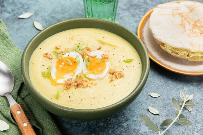 Velouté relevé de chou et rutabaga au curry, pain pita façon cheese naan