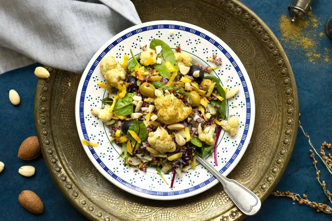 Salade de chou-fleur rôti au cumin et olives