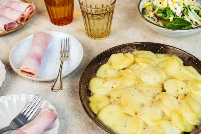 Truffade à la tomme fraîche, jambon et salade