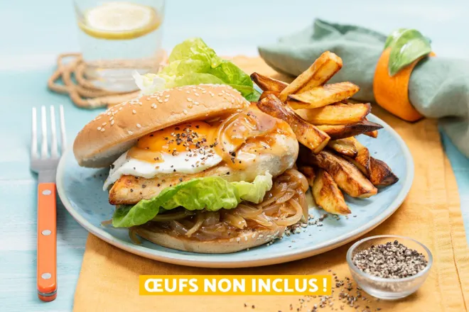 Burger de poulet sauce teriyaki, oeuf au plat et frites