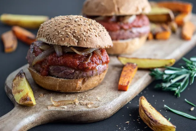 Burger à l'oignon confit et frites de butternut