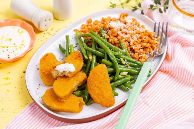 Nuggets végétaux, haricots verts et orge perlé tomaté