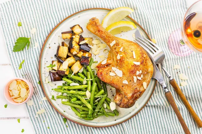 Cuisse de canard, aubergines rôties et haricots verts au persil