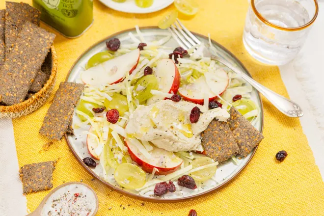 Salade chou blanc, cranberries, houmous & crackers maison au sarrasin