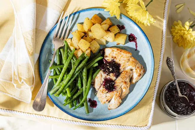 Lieu noir sauce aux myrtilles, haricots verts sautés