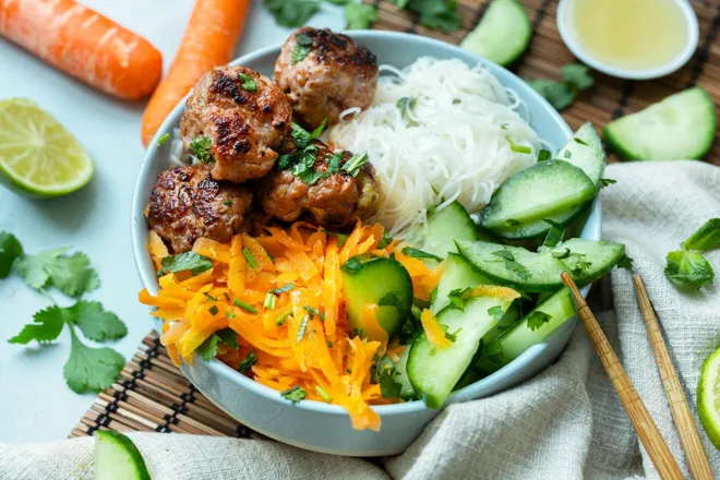 Bún chả (boulettes de viande à la vietnamienne)