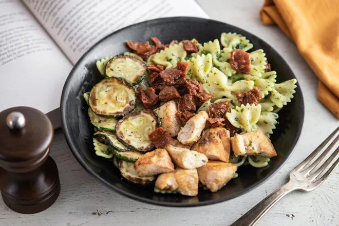 Salade de farfalles au basilic, émincé de poulet rôti, courgettes grillées