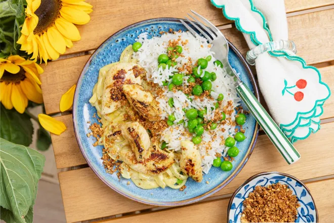 Poulet au curry et petits pois, condiment noix de coco et cacahuètes