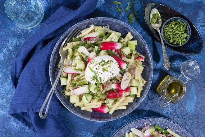 Salade a la burrata et radis roses