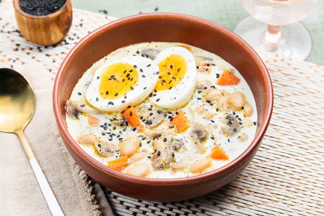 Bouillon crémeux aux haricots blancs, champignons et miso