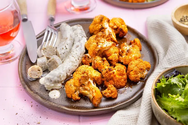 Chipolatas aux herbes & chou-fleur rôti au paprika fumé