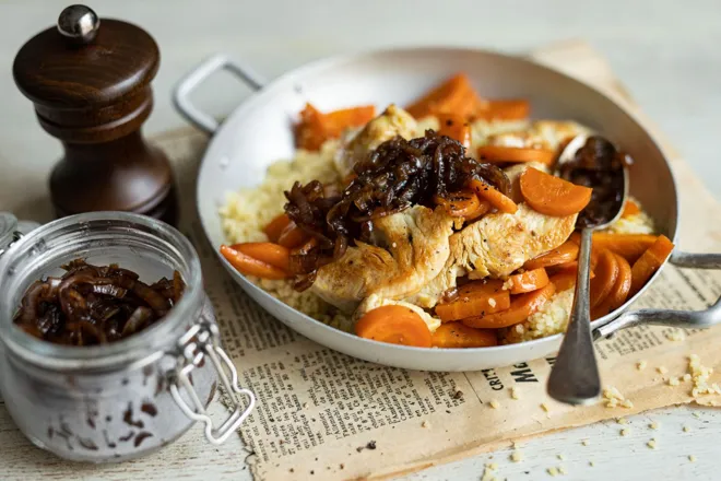 Sauté de dinde et chutney d'échalotes au vinaigre au poivre du Penja