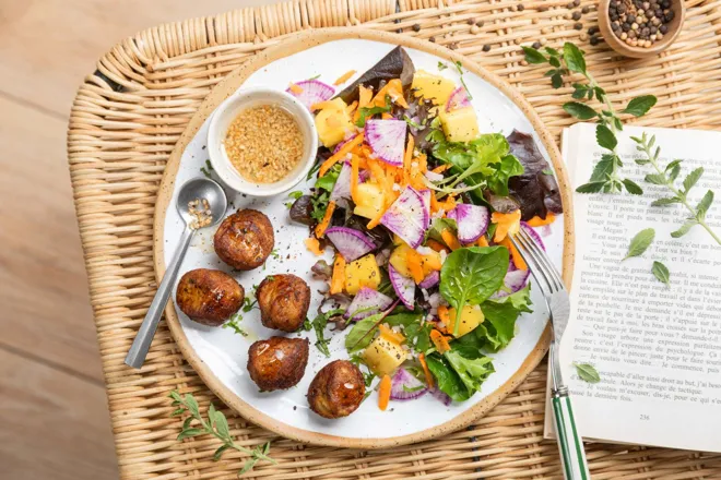 Accras de morue et salade à la mangue, radis bleu et coriandre
