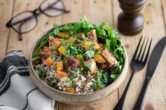 Salade de poulet mariné aux épices, boulgour, quinoa rouge, fruits secs