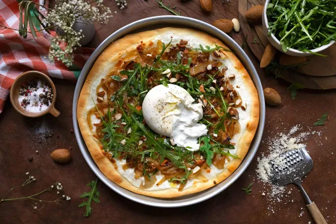 Pizza aux oignons caramélisés, burrata et roquette