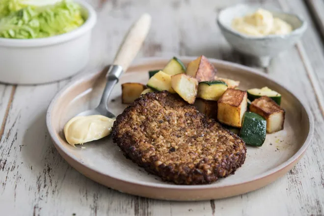 Galette de céréales, aïoli et poêlée aux courgettes