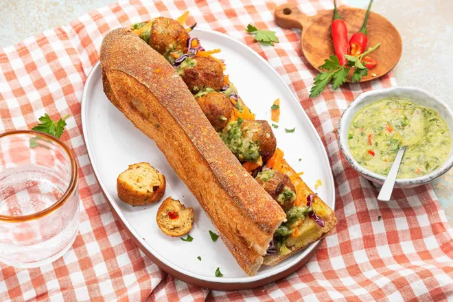 Sandwich antillais aux accras de morue croustillants et sauce chien pimentée