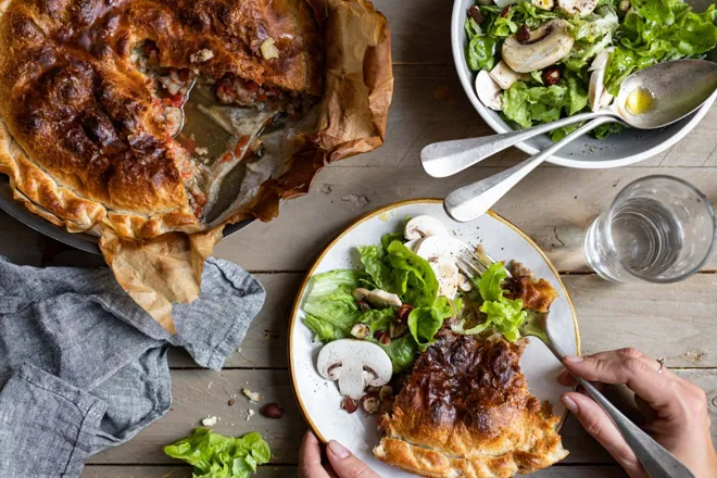 Tourte de porc au cumin et salade forestière aux noisettes